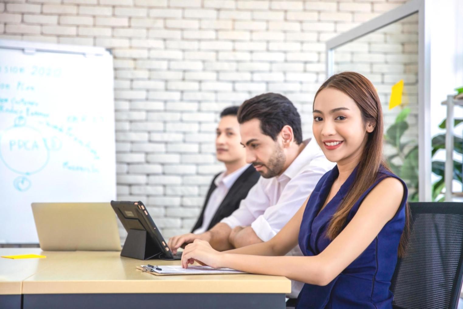 Réunion de travail entre professionnels de la finance